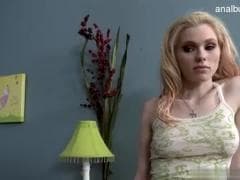 Une jolie blonde fait un peu de rangement - MESVIP