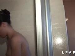 Une fumeuse s'éclate avec une amie - Porno - MESVIP